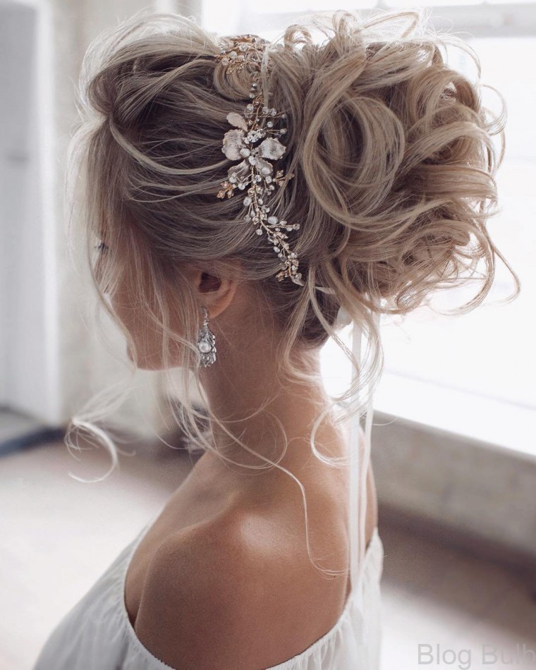 10 chic wedding hair updos for elegant brides 6 10 Chic Wedding Hair Updos For Elegant Brides