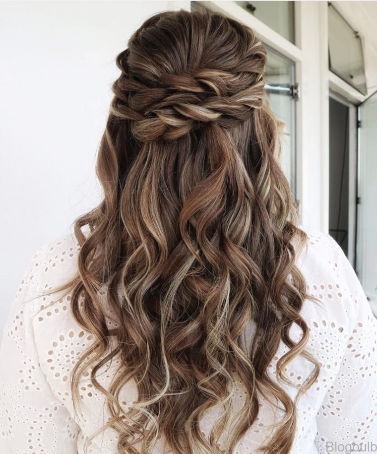 15 easy hairstyle ideas for women who are looking for casual updos 5 15 Easy Hairstyle Ideas For Women Who Are Looking For Casual Updos