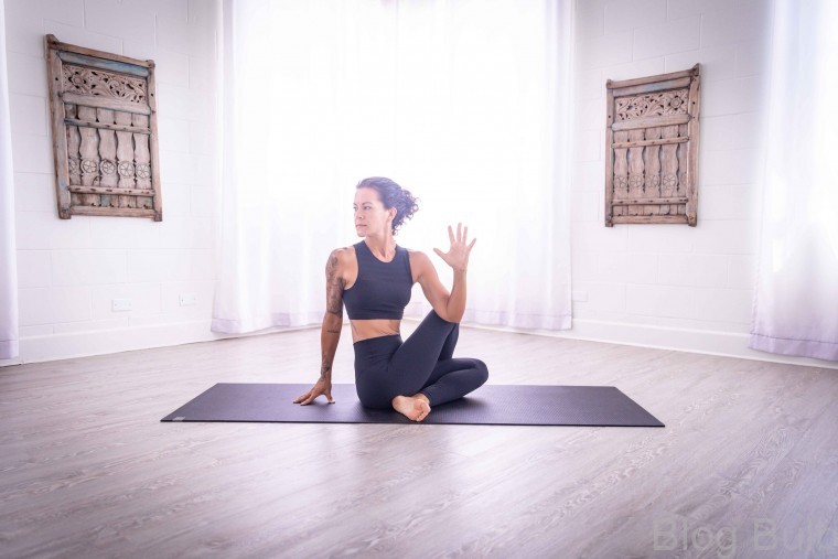 10 best yoga poses to strengthen your core and reduce pain 7 10 Best Yoga Poses To Strengthen Your Core And Reduce Pain